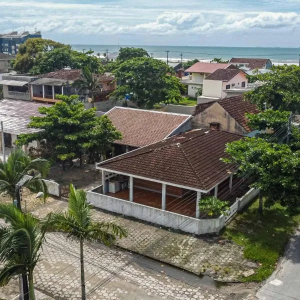 Memora Guesthouse Pontal do Paraná - Casa inteira ou Quartos a duas quadras da praia e próxima a Ilha do Mel, hotel in Pontal do Paraná