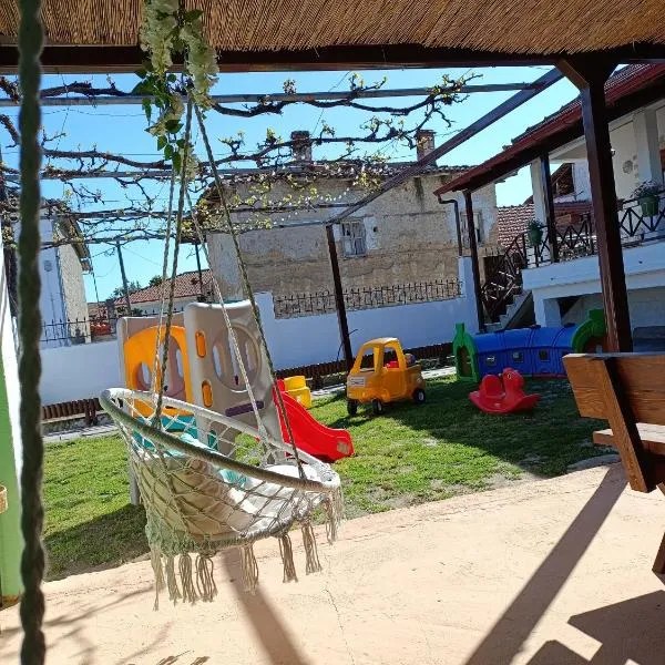 Rooster Retreat, hotel sa Aridaía