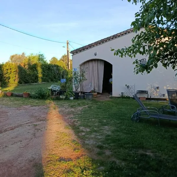 Le Chausse à Brès Chambre d'hôtes 2, hotel v destinácii Payzac