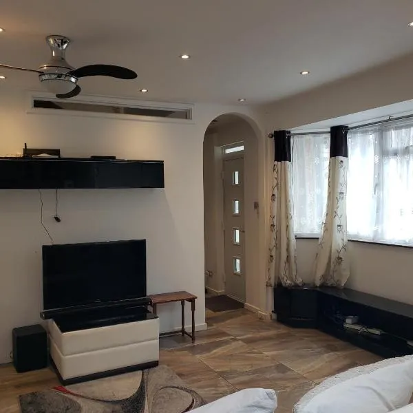 2-Bed Retreat with Private Parking & Tram Links, hótel í Croydon