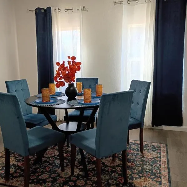 Peaceful Country Stay, Blue Home in Fresno、フレズノのホテル