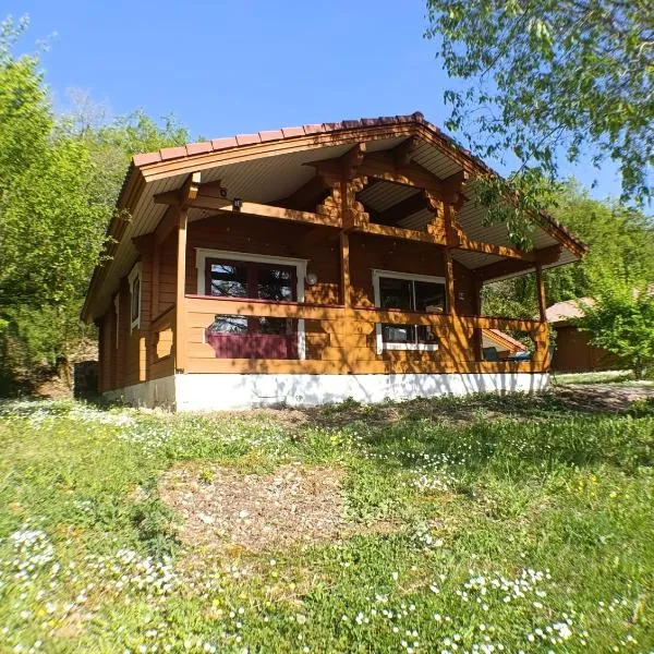 Chalet en forêt Piscine Aire de jeux Draps – hotel w mieście Mauroux