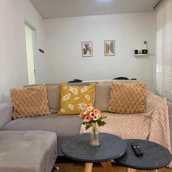 Casa para 6 - TV 50" Mundial en vivo gratis - Ingreso Autónomo - Pileta de Verano, hotel in Mendoza