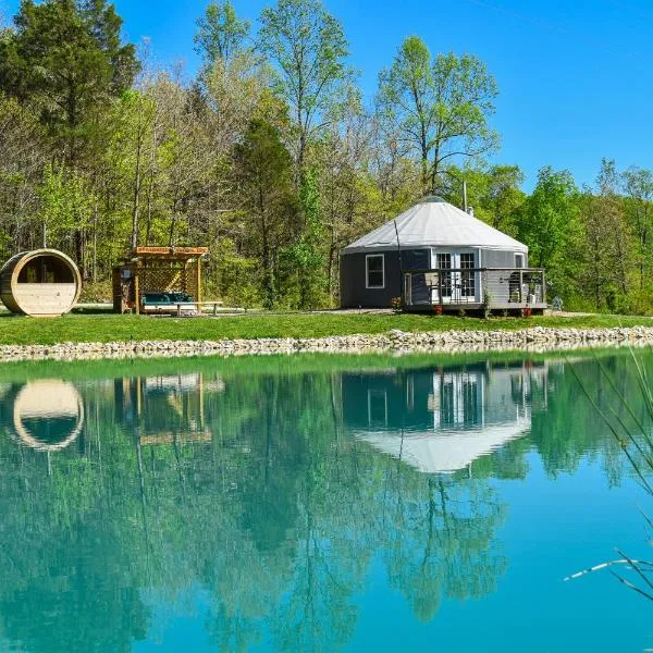 Secluded Waterfront Yurt with Wood-Fired Sauna near French Lick, hotel a French Lick