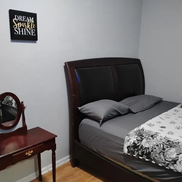 Grove 4- Queen bed with Private bathroom, hotel a Irvington