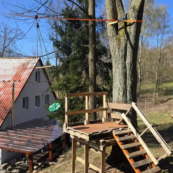 Tavba -Gočár až 27 osob, 8 apartmánů,8 koupelen, 8 kuchyní na kraji lesa, hotel in Kamenický Šenov