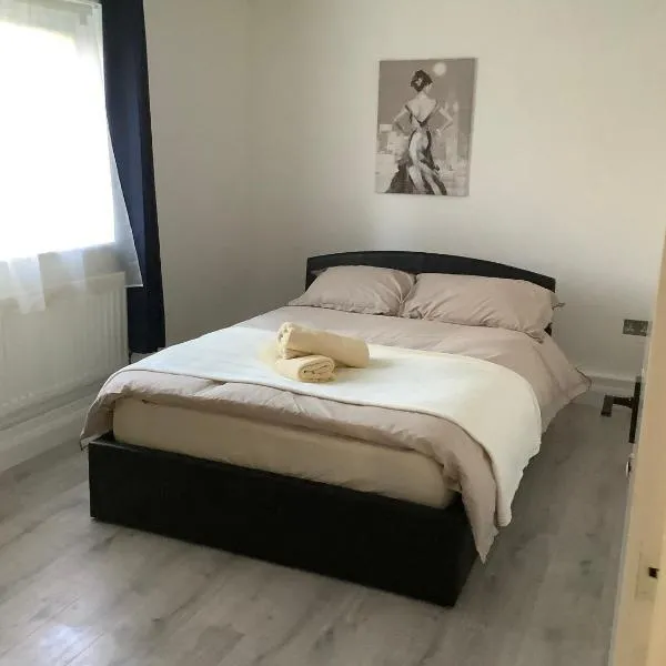 Newly Renovated 2BR Near Airport Book Fast, Hotel in London