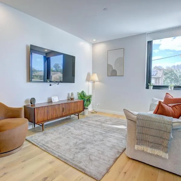 The Aristocrat-Central Mid Century Luxe Dual Suite -2 Bed 2 Bath, Gym and Free Parking, hotel in Canberra
