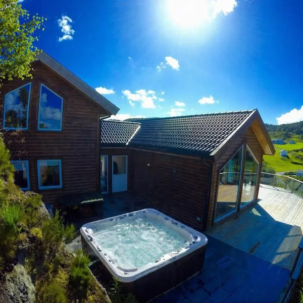 Luxury Fjord Cabin with jacuzzi, boat dock & view, hotel em Sveio