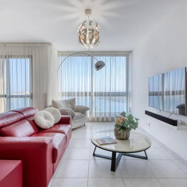 New 3BR Sliema Apt w Stunning Views by SF Homes, hotelli kohteessa Sliema