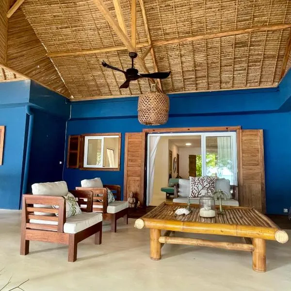 RAVENALA Lodge, Bungalow et Villa sur plage privée, hotel i Ile aux Nattes