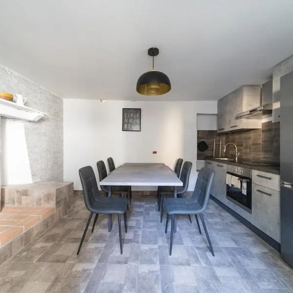 New Rustic Home on Lake Como, La casa del Borgo, Historic Village, hotel u gradu Belano