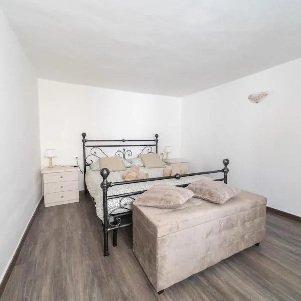 New Rustic Home on Lake Como, La casa del Borgo, Historic Village, hotell i Bellano