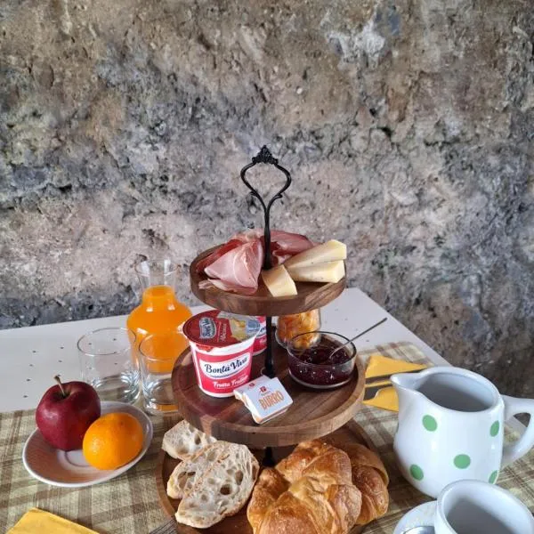 Rooms & Breakfast - La Tana del Luppolo, хотел в Валмадрера