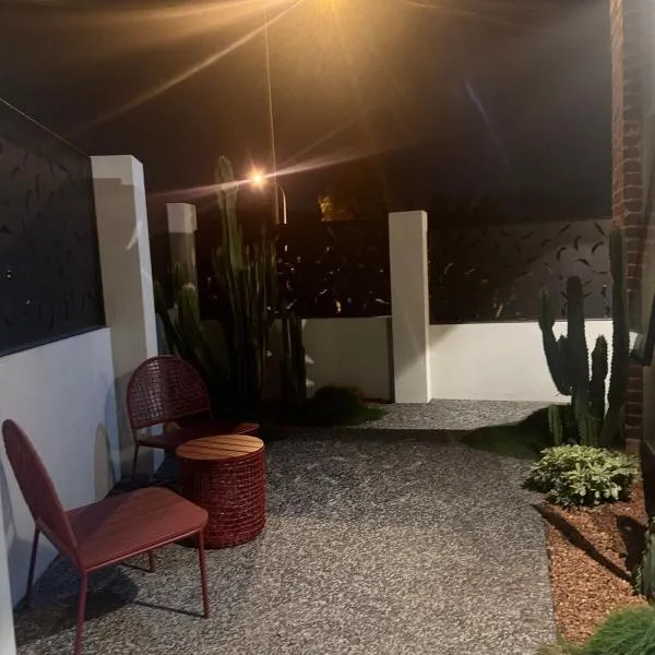 Modern Studio apartment near Train line, hotel u gradu Pert