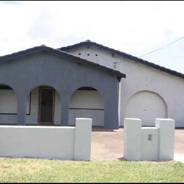 Quiet 3BR Home Walk to Ingleburn Station, מלון בIngleburn