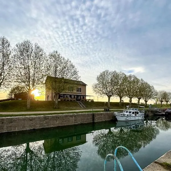 La Halte Nautique - au bord de la Saône, hotel di Gigny-sur-Saône