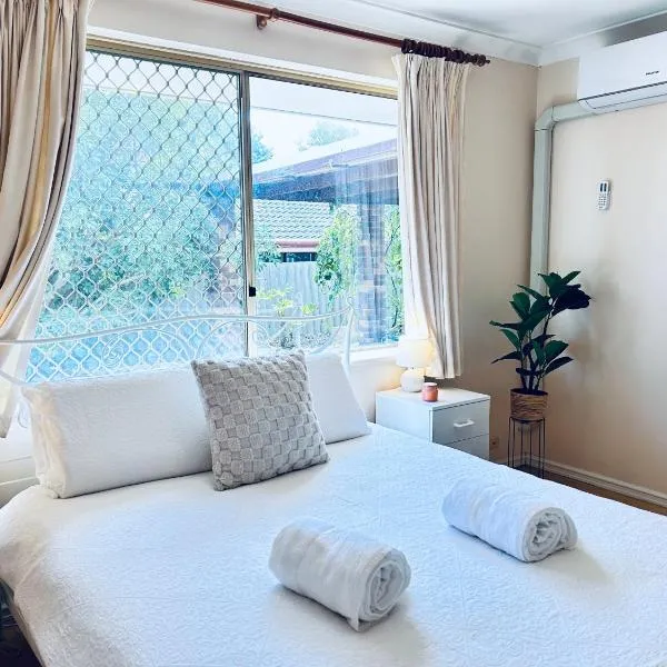 Pet friendly home near Adventure World Fiona Murdoch, hotel di Perth