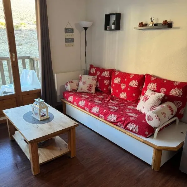 appt 6 personnes avec piscine à Super Besse: Besse-et-Saint-Anastaise şehrinde bir otel