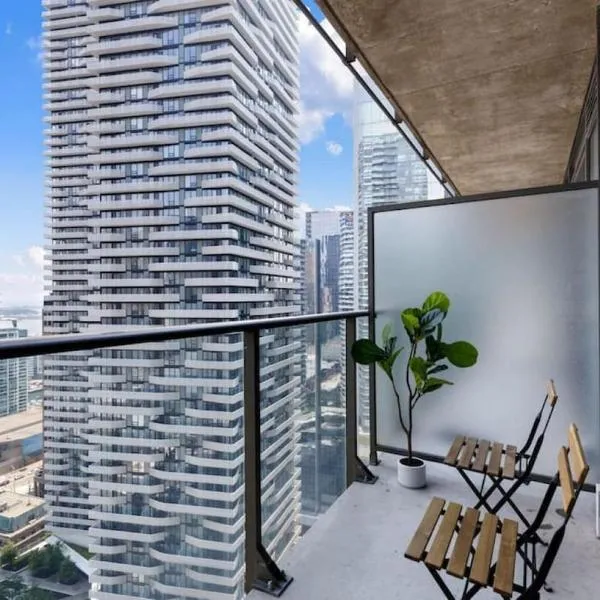 Lux 1 BR-Den DWTN Condo near CN Tower, Hotel in Toronto