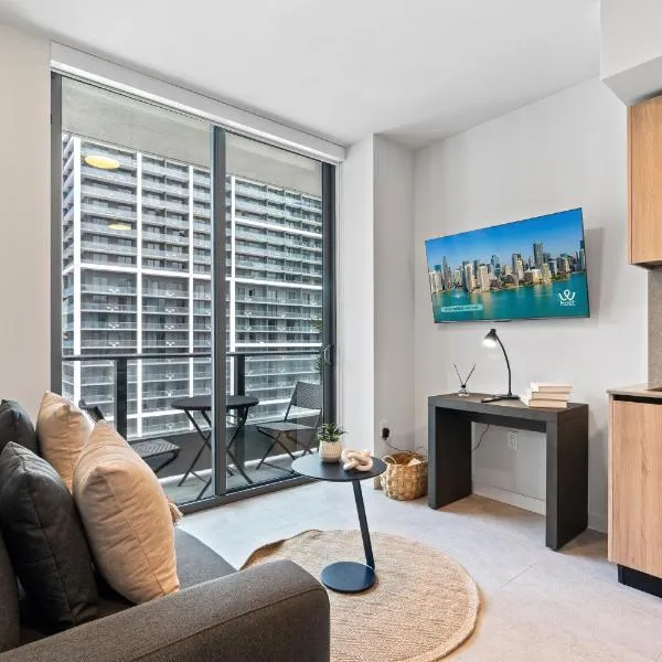 Downtown Condo with Den and Pool Access, hotel u Majamiju