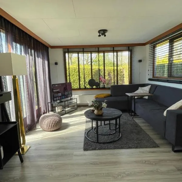 Geniet van rust en privacy in onze gezellige chalet op familiecamping De Tien Heugten in Drenthe, hotel sa Schoonloo