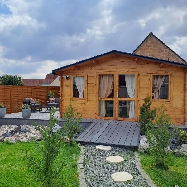 Chez IZZA - chambres ou chalet au calme, מלון בPoulainville