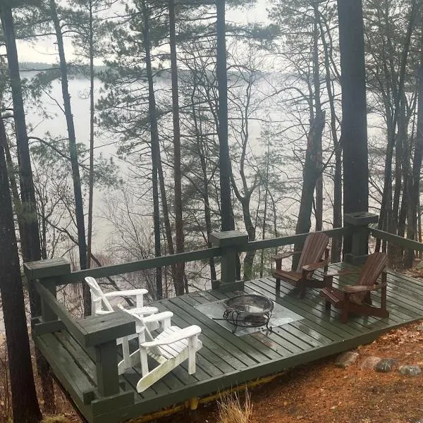 Waterfront near Luskville falls 30 minutes from Ottawa, hotel din Luskville