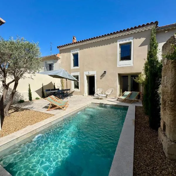 Maison de ville piscine chauffée, hotel en Eyragues