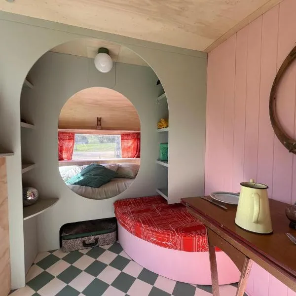 Camping Les Ronds Duval face aux îles anglo-normandes, hotel in Les Moitiers-dʼAllonne
