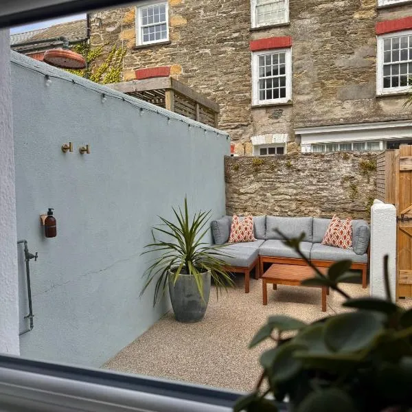 Palms 1 Log Burner Private Courtyard Parking Central Newquay, Hotel in Newquay