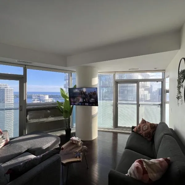 Chic 2 Bedroom 2 Bathroom Panoramic CN Tower Views Condo With Free Parking, hotell Torontos