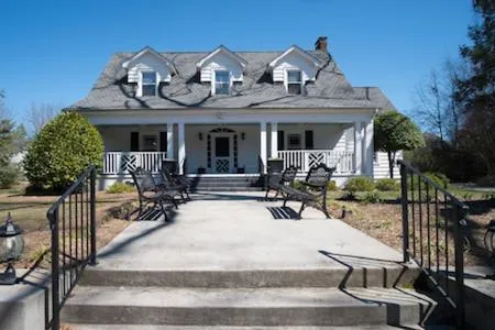 Swamp Rabbit Inn TR, hotel en Travelers Rest