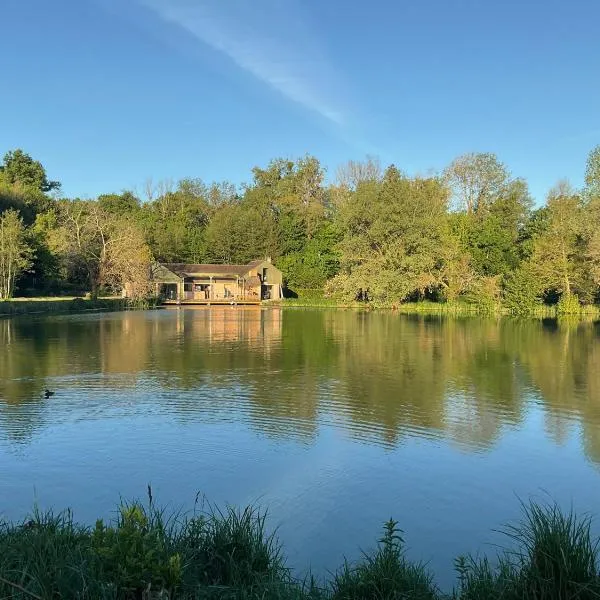 Logement au bord de l eau, хотел в Dordives