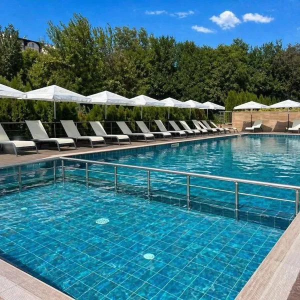 Hotel Magnific, מלון בקרנבו