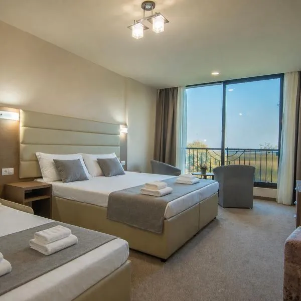 Hotel Magnific, מלון בקרנבו