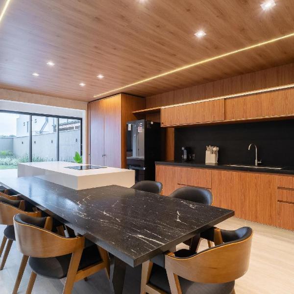 Casa Moderna: 3 Suítes | Jacuzzi | 450m Praia