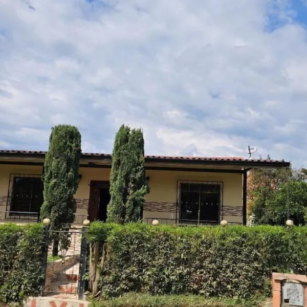 Casa campestre cerca de termales con WiFi y parqueadero, hotel din Santa Rosa de Cabal