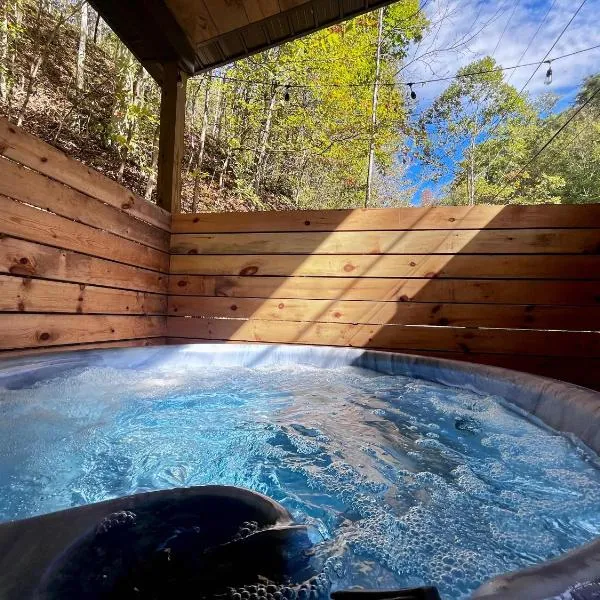 Butterfly Bend - Cozy & Charming Cabin Red River Gorge Hot Tub، فندق في Stanton