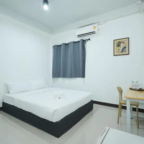 Bob House Khaosan Bangkok - บ็อคเฮ้าท์ ข้าวสาร, hotel in Bang Bua Thong Railway Station