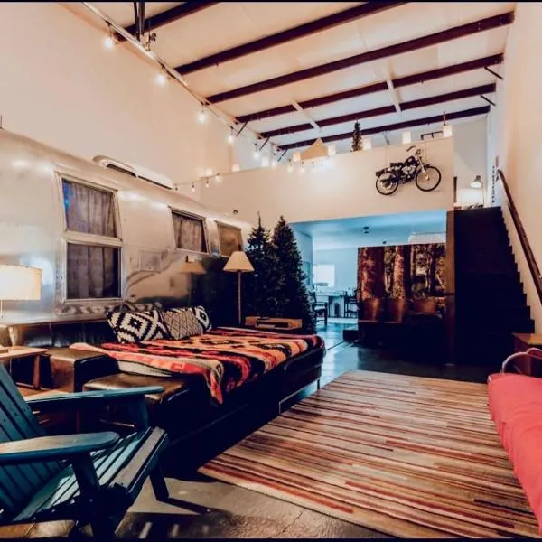 Whimsical Glamping Fantasyland by Meow Wolf, hotel i Santa Fe