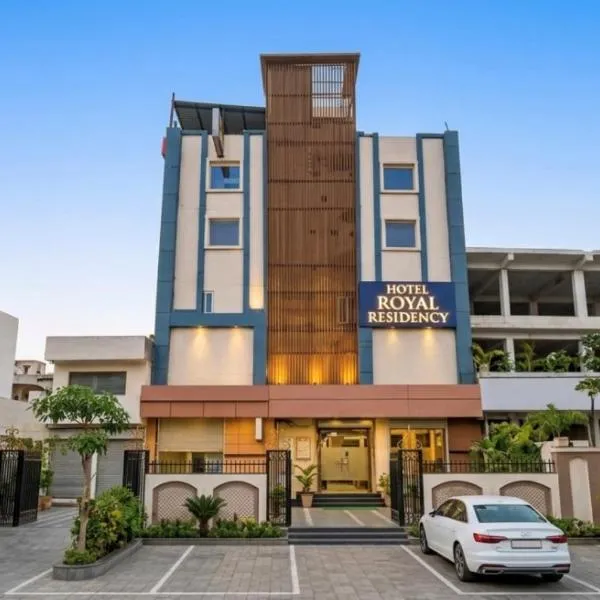 Hotel Royal Plaza At IGI Airport, מלון בJāmb