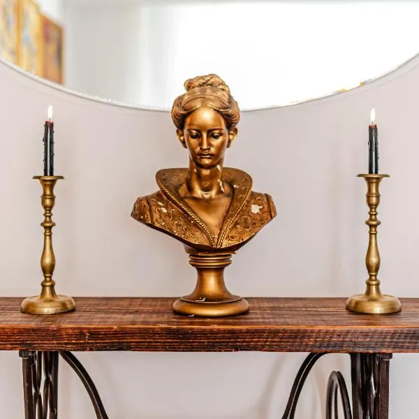 Central Art Apartment with Treasure Hunt, Free Parking & Self Check-In, hotell i Constanţa