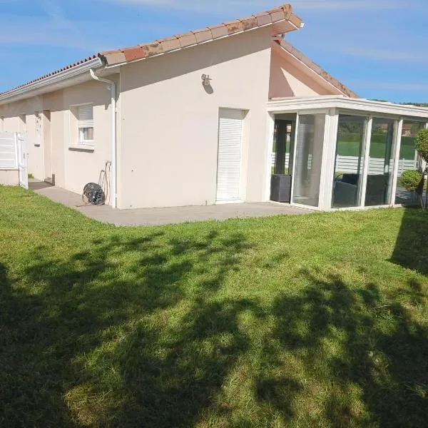 Grande maison plain pied,campagne, proche A7,parking privé, idéal pro et famille nombreuse, hotel in Reventin-Vaugris