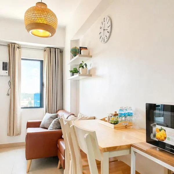 Cozy Japandi 2BR Condo Family Staycation with WIFI by Casa Luntian at The Leaf Residences, hotel in Manila