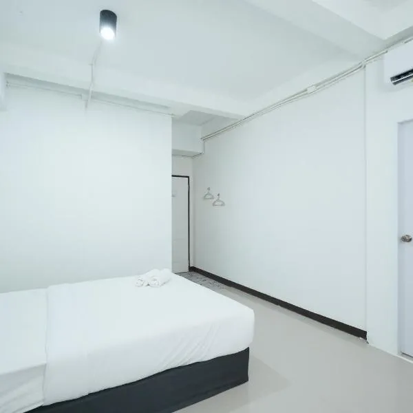 BOB House Khaosan - บ็อบเฮ้าท์ ข้าวสาร, hotel in Bang Bua Thong Railway Station
