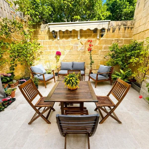 Viesnīca Dahlia Apartment Private Garden Escape Stylish Townhouse in Paola pilsētā Paola