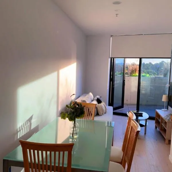 Cozy 2BR, 2bath 2 parking, Pet Friendly, 6 sleep, Woden ,، فندق في Phillip