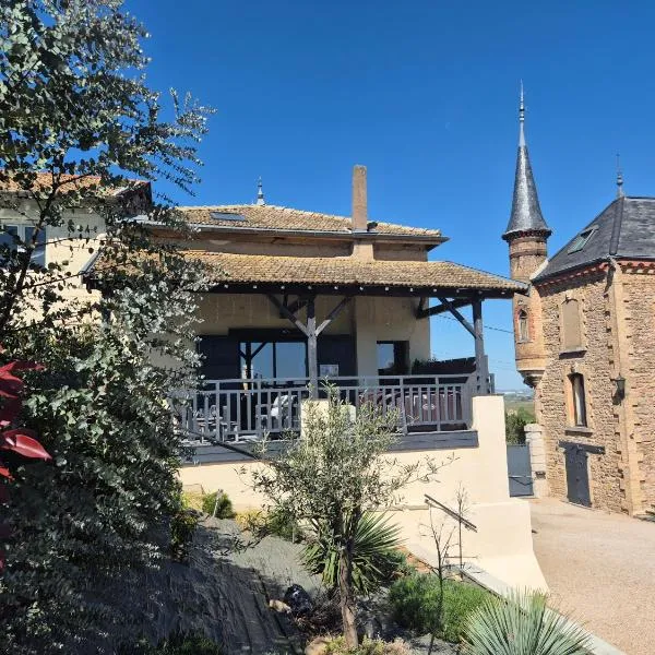 Le petit Château de Sathonat - Horizon Paradis: Saint-Amour-Bellevue şehrinde bir otel