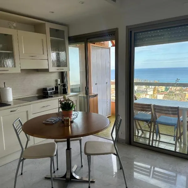 Studio belle vue mer, centre, commodité, plages, Hotel in Roquebrune-Cap-Martin